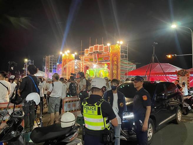 淡水皇極玄元宮於昨（30）日辦理繞境活動，雖有提前向新北市府申請路權，但繞境途中有部分信徒的舉荒腔走板，不顧公共安全隨意施放鞭炮煙火，還亂垃圾搞得街道一片狼藉。(黃敬文翻攝)