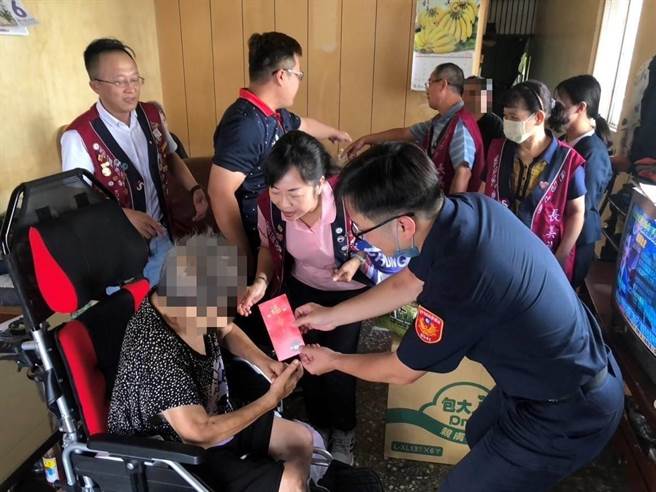 雾峰警分局十九甲派出所日前携手台中市长美国际联青社合作关怀弱势，致赠所需物资、全联礼卷等，给予弱势家庭暖心祝福。（雾峰警分局提供／潘虹恩台中传真）