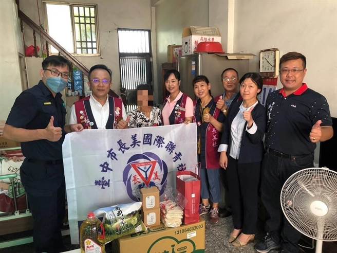 雾峰警分局十九甲派出所携手台中市长美国际联青社，日前访视区内弱势家庭并致赠物资。（雾峰警分局提供／潘虹恩台中传真）