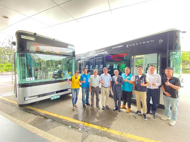 竹科管理局今天举行「园区巡迴电动巴士」启动仪式，明起2辆中型电动巴士及2辆大型电动巴士将在园区内及园区至竹北高铁、园区至竹南园区间提供服务。（陈育贤摄）