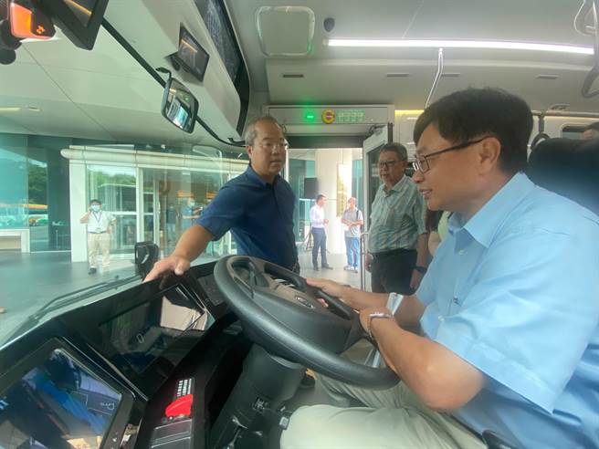 竹科管理局长王永壮今天抢先体验园区首辆具备多项数位安全配备的大型电动巴士。（陈育贤摄）