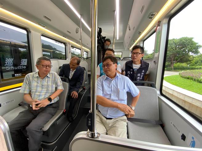 竹科管理局长王永壮（右）今天抢先体验园区首辆具备多项数位安全配备的大型电动巴士。（陈育贤摄）