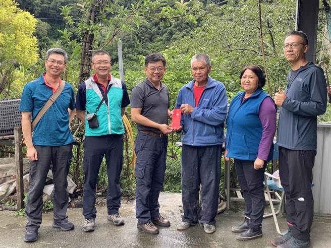 南投林管处副处长李志珉（左3）慰问遭黑熊「光顾」的林姓蜂农，发现金补偿其养蜂设备及蜂蜜损失。（南投林管处提供／杨静茹南投传真）