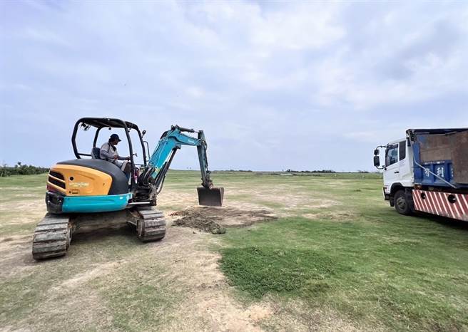 新竹渔港国际风筝赛场后续的改善工程31日动工，力拚9月国际风筝节前重新启用。（陈育贤摄）