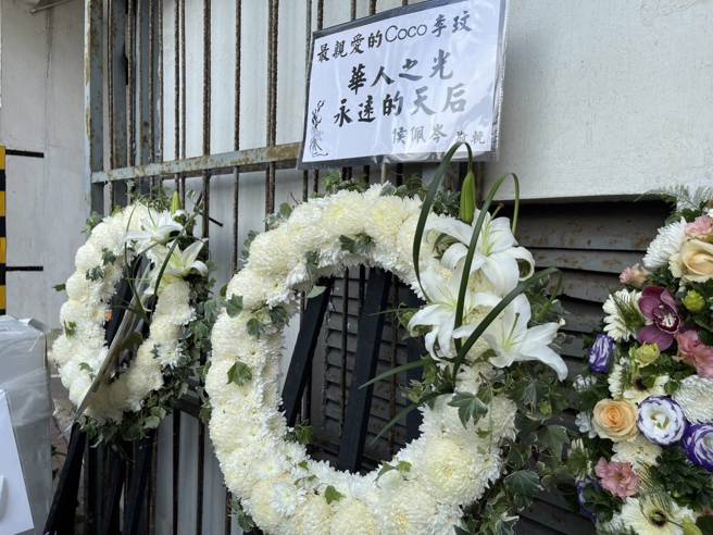 李玟告别式现场，侯佩岑致上花篮写下「华人之光永远的天后」。（图/中天新闻）