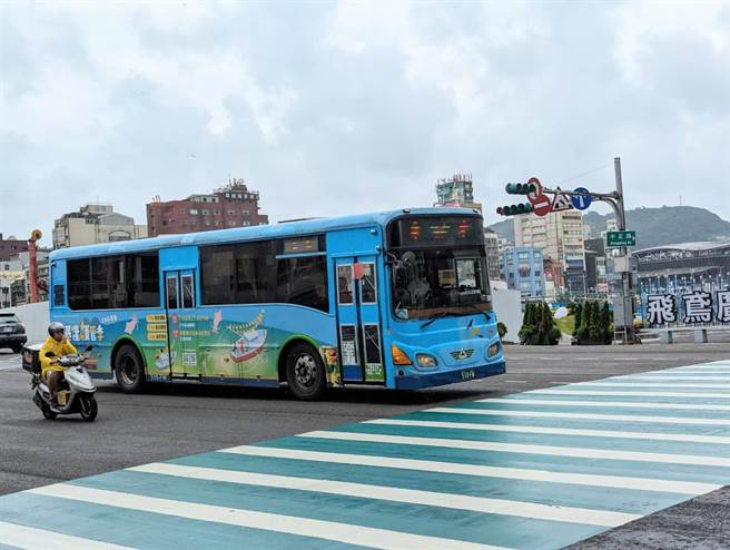 基隆市长谢国梁表示，市府将会加速汰换车体为蓝色的老旧公车。（张志康摄）