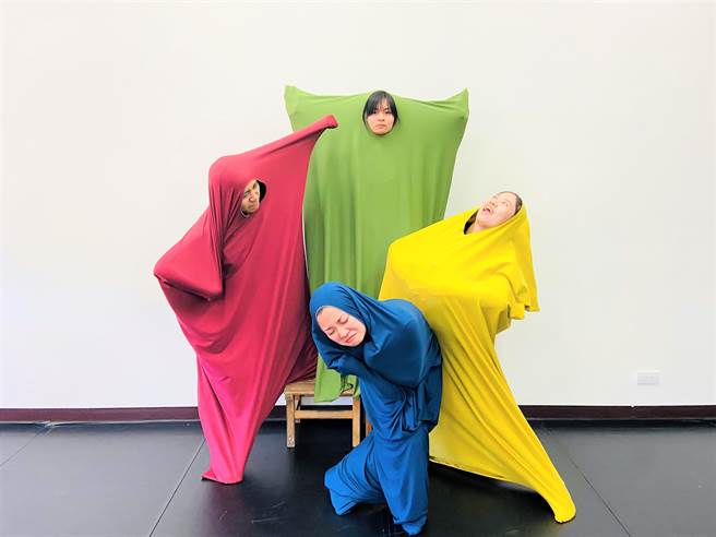 「陪你长大工作室」以「色彩」与「情绪」为主题打造奇趣故事舞台剧「小小怪兽大脾气」，8月6日在陶博馆有两场演出。（陈慰慈摄）