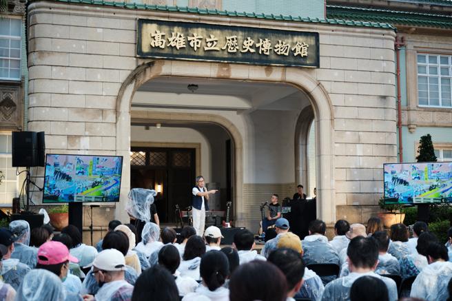羅大佑在高雄歷史博物館前與紛絲分享最新創作（圖片來源：高雄市觀光局提供）
