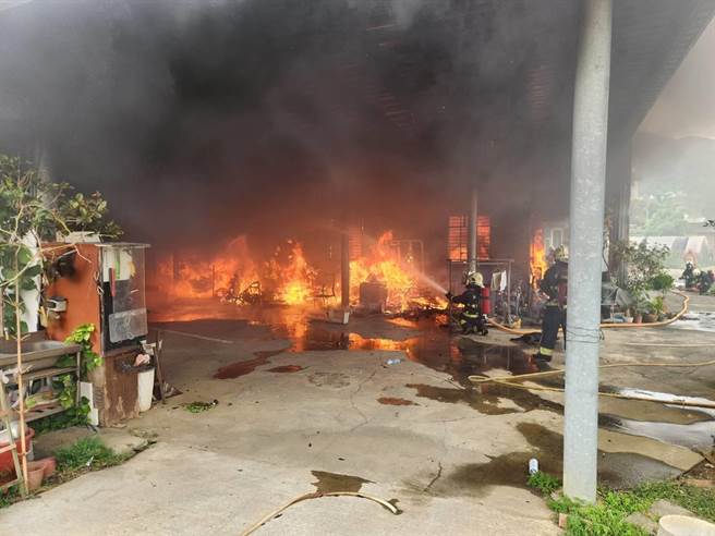 新北市淡水今(31)日下午2时许发生一起火警，社厝坑附近一处透天厝一楼突然冒出熊熊大火。(黄敬文翻摄)