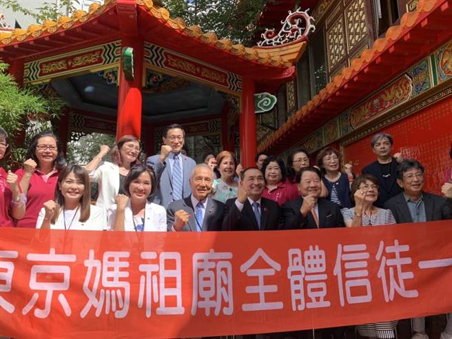 国民党总统参选人侯友宜访日首站先前往台湾侨胞的信仰中心东京妈祖庙参拜。（张薷摄）