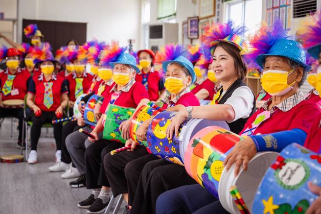 屏东县长周春米（右2）为2社区据点揭牌，承诺会提供长辈们无微不至的照顾。（图／翻摄自周春米脸书）