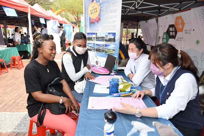 靜宜大學推動青年職涯輔導，校方整合校內資源並連結外部資源，協助學子就業。（靜宜大學提供／潘虹恩台中傳真）