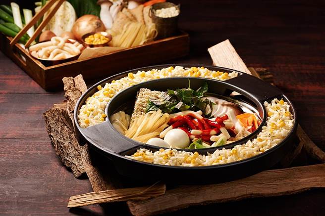 活动期间ATT4FUN全馆餐饮均有丰富优惠，包括两餐8月7日至8月11日期间11：00-14：00 二人同行消费449方案送双色起司乙份。（ATT4FUN提供／朱世凯台北传真）