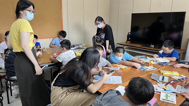 台南新营紫山德善团平时不仅造桥铺路，暑假期间还推出育乐营，安排大学生、志工来当义务小老师。（张毓翎摄）