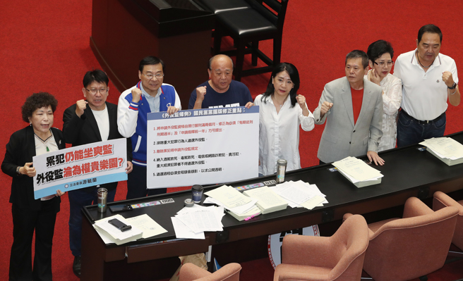 立法院臨時會31日三讀通過「外役監條例部分條文修正草案」，國民黨立法院黨團總召曾銘宗（左三）及黨籍立委們舉標語，批評修法並未排除「累犯但書」，執政黨以國會多數否決在野黨提案，絲毫不符人民期待。（劉宗龍攝）