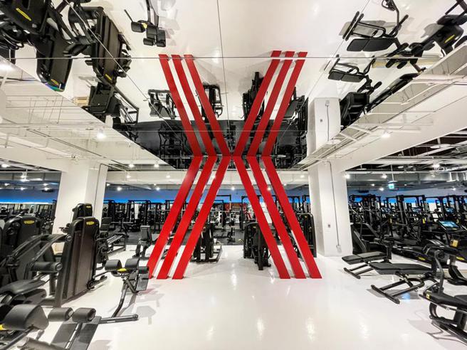 位于台北南京东路上JR东日本大饭店台北B2的「JEXER FITNESS＆SPA南京復兴」，约有790坪的空间，採用顶级健身设备并导入日本原创团体课程8月1日正式开幕。（图／JEXER FITNESS＆SPA提供）
