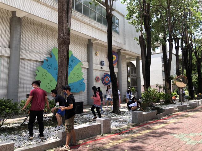 颱风过后学校号召老师、志工及校友等人力共同清理校园环境。（图片来源：台南市教育局提供）