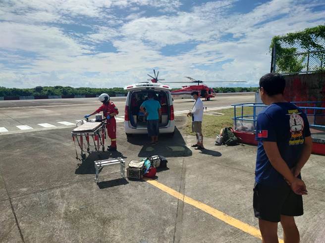 李姓女遊客被浪帶離至外海，救上艇時已無心跳呼吸，由空勤後送台東馬偕醫院，目前搶救中。（民眾提供／蕭嘉蕙台東傳真）