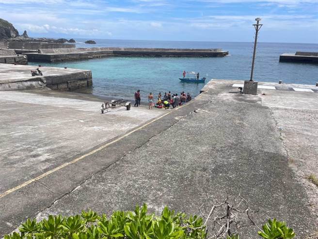 台東綠島2名遊客今上午疑似遭大浪帶離藍洞岸際，加上未穿著救生衣，受困海面，無法自行游回。（民眾提供／蕭嘉蕙台東傳真）