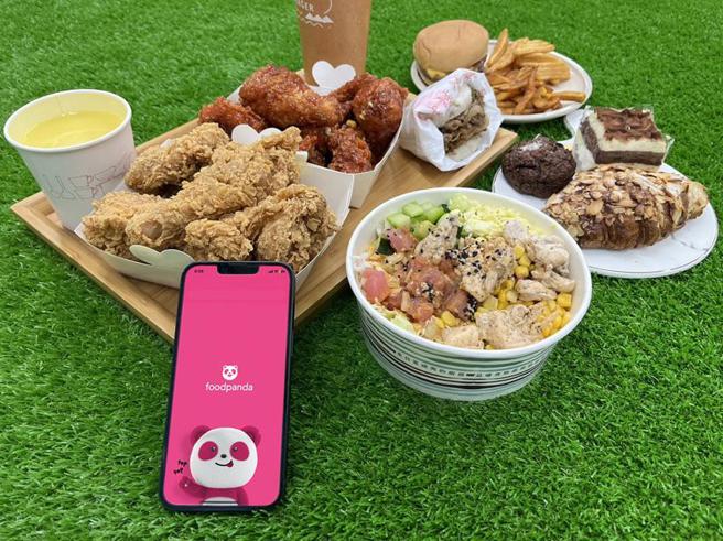 8月大牌接力来庆生，foodpanda 集结Mos Burger 摩斯汉堡、bb.q CHICKEN 等强檔品牌，满额享85折优惠。（图／foodpanda提供）