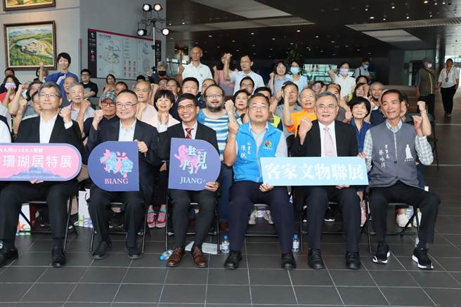 参与来宾合影留念。（苗栗县政府提供／李京升苗栗传真）