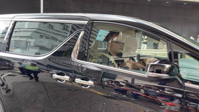 李玟尪跟2個繼女約莫下午3點45分抵達殯儀館。