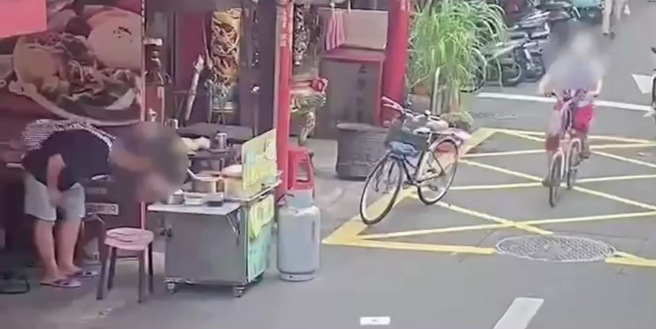 台北市1名35岁许姓男子，日前因想喝酒，竟趁市场内的麵摊没人看顾时窃取麵摊财物。（图／警方提供）