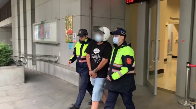 台北市1名35岁许姓男子，日前因想喝酒，竟趁市场内的麵摊没人看顾时窃取麵摊财物。（图／警方提供）