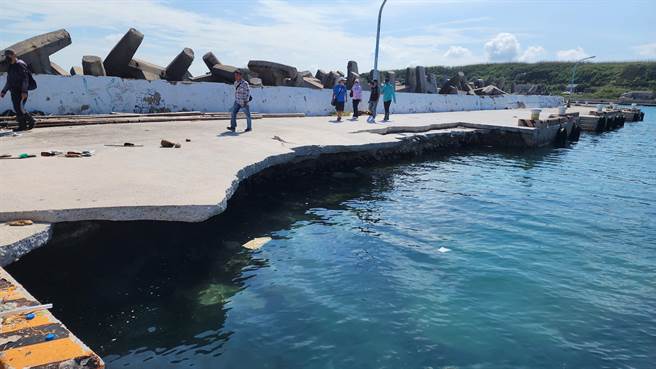 澎湖县桶盘码头遭掏空。（许逸民摄）