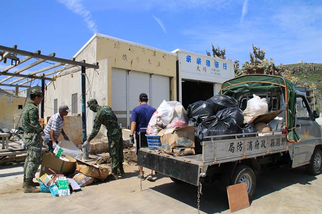 澎湖县国军在虎井协助灾后復原，警消也投入帮忙。（许逸民摄）
