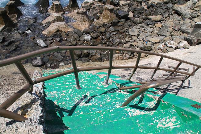 澎湖县杜苏芮颱风将虎井下海阶梯的不锈钢扶手扭曲成这样，足见当时风浪之强烈。（许逸民摄）