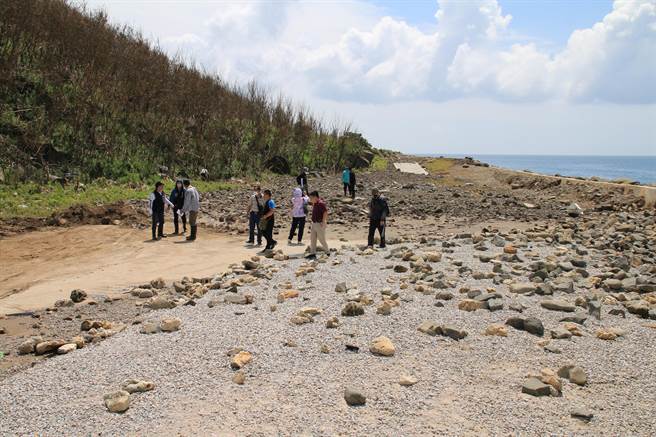 澎湖县虎井屿环岛道路受损严重。（许逸民摄）