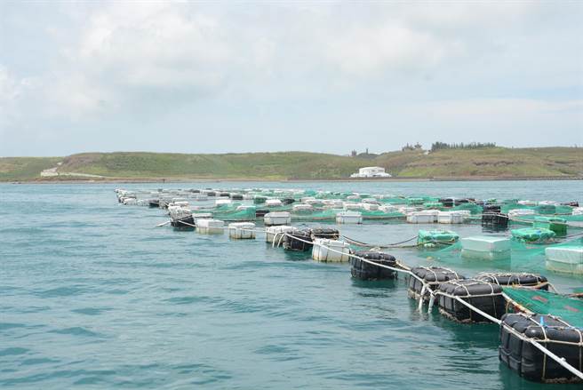 澎湖县二崁箱网养殖业者受颱风而挤压的箱网。（澎湖县政府提供／许逸民澎湖传真）