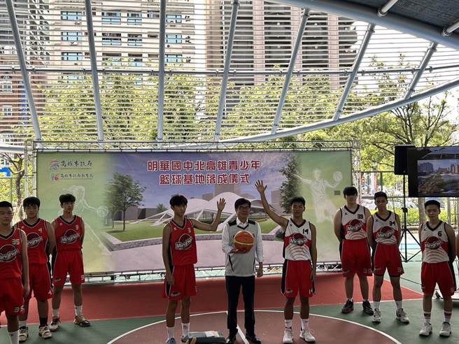 落成典礼接近尾声时，高雄市长陈其迈与篮球队球员进行开球仪式。（崔正纲摄）