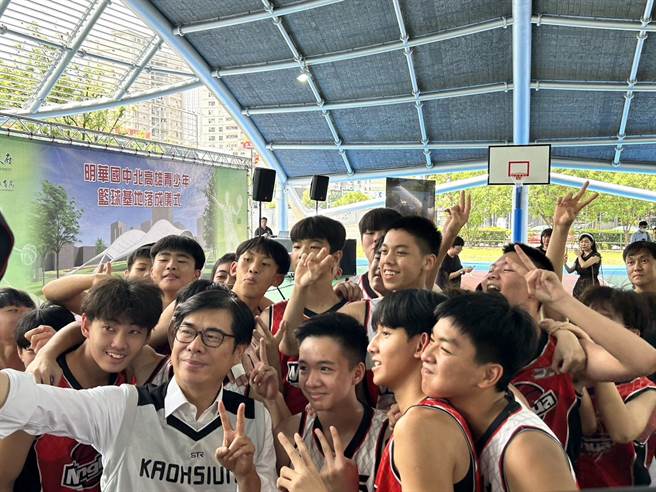 高雄市长陈其迈与篮球队球员们合照留念。（崔正纲摄）