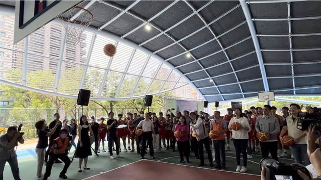 高雄市长陈其迈在球场投蓝秀一手时，不料投出个「麵包」。（崔正纲摄）