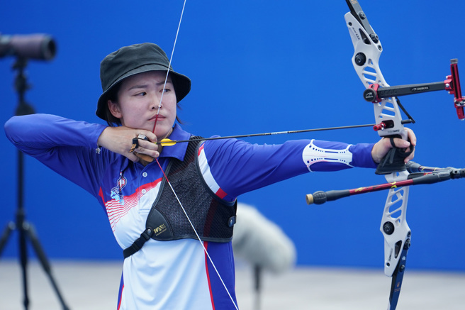 彭家楙在成都世大运射箭女子反曲弓个人赛4强赛附加赛败给哈萨克选手，将争取铜牌。（大专体总提供／陈筱琳台北传真）