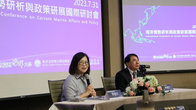 海洋委员会于今（31）日在台北APA艺文中心大夏馆举办「2023海洋情势研析与政策研展国际研讨会」，海委会主委管碧玲（左）出席。（海委会提供／林瑞益高雄传真）