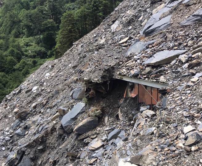 杜蘇芮颱風為南投、花蓮交界山區帶來強風豪雨，造成能高越嶺道10公里處邊坡崩塌、路基流失。（南投林管處提供／楊靜茹南投傳真）