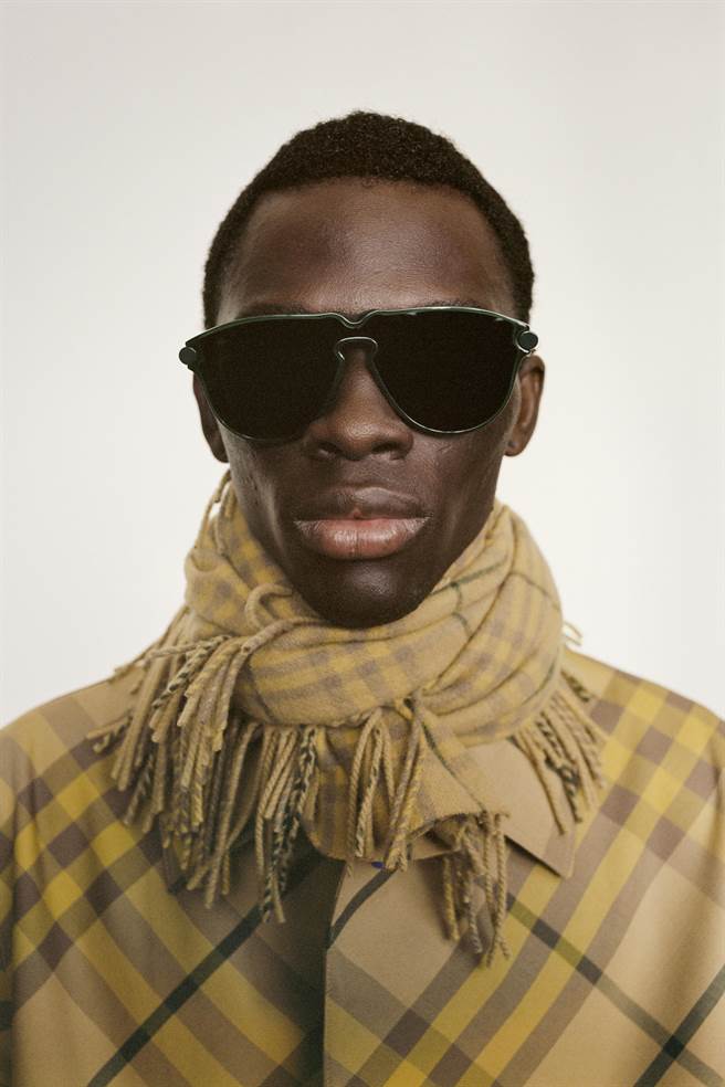 Burberry 2024春季系列太阳眼镜，看的到大面积、胶框等近期流行特色。（Burberry提供／黄唯淯台北传真）