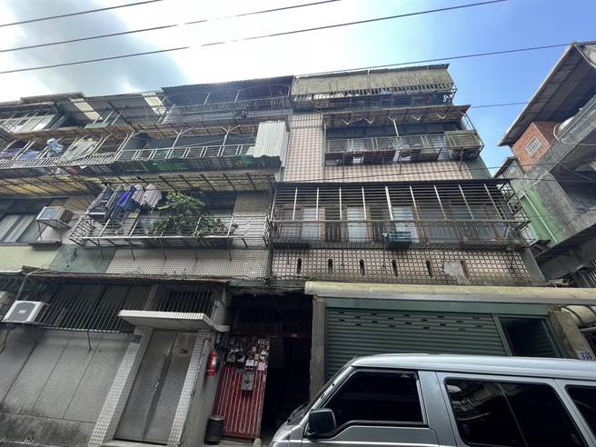 基隆市七堵区这户位于三楼的法拍屋31日以每坪20万元的价格拍定。（行政执行署宜兰分署提供／张志康基隆传真）