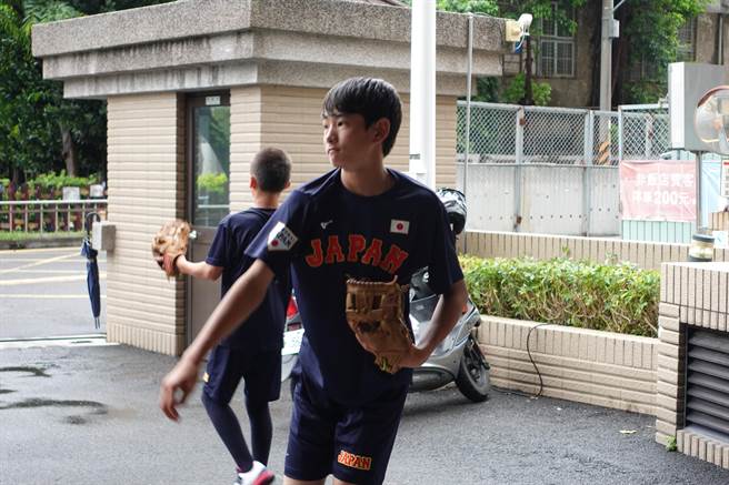 日本隊在颱風日利用飯店空間練習投接球。（富信飯店提供／程炳璋台南傳真）