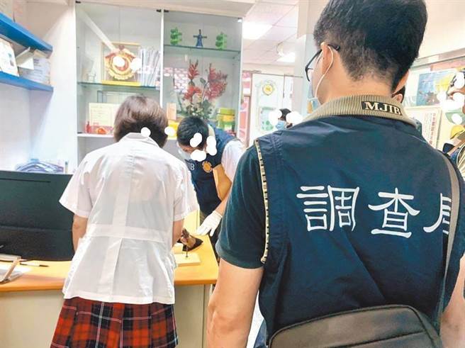 2021年嘉义地检署指挥调查官到黄彬诊所搜索搜证。（嘉义地检署提供／廖素慧嘉市传真）