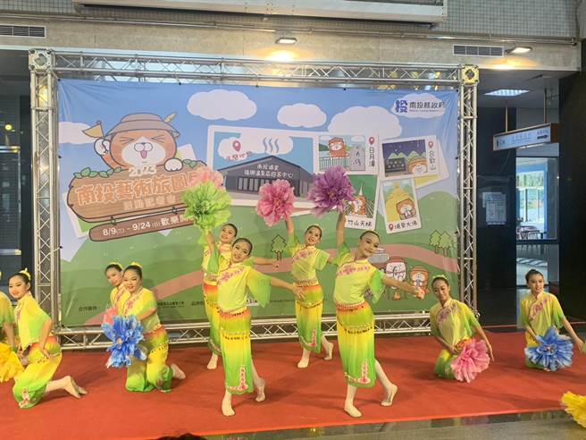 南投藝術旅圖展展前記者會今天在小朋友舞蹈中開場。（曾雪蒨攝）