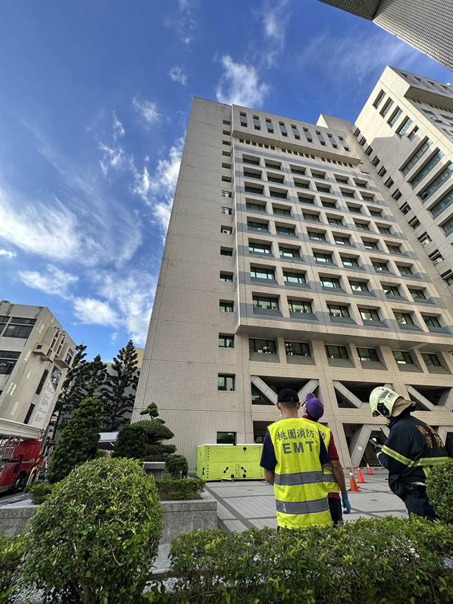 一名男子今下午站在桃園市政府大樓16樓外牆上，險象環生。(翻攝照片／蔡依珍桃園傳真)