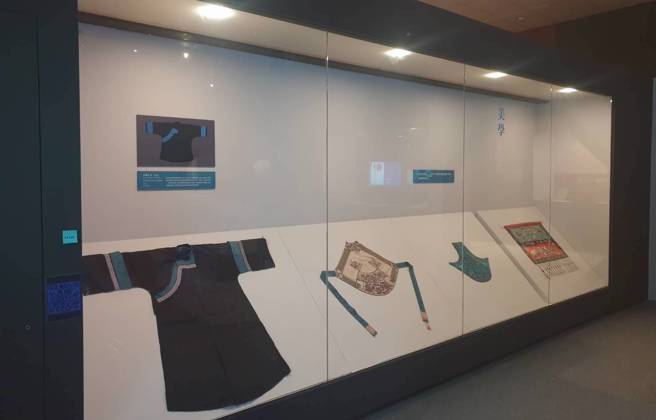 客发中心典藏绣工精美的麒麟被、嫁衣、肚兜等服饰，展现传统客家联庄自保的力量与生活美学。（客家委员会客家文化发展中心提供）

