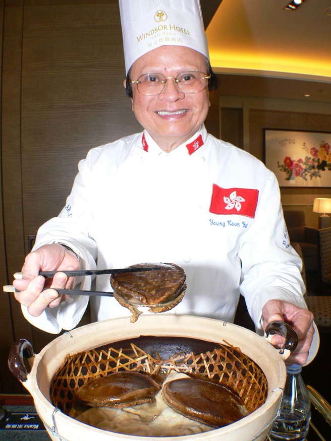 曾为多国元首煨煮鲍鱼的鲍鱼大王杨贯一，2007年4月20日来台，亲自制作鲍鱼料理。（图／中时资料照片）