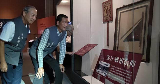 由北港朝天宫典藏「清道光26年款」(1846年)，已有177年歷史，已知既存最古老的进香旗也在展场诉说先民虔诚的信仰精神（客家委员会客家文化发展中心提供）