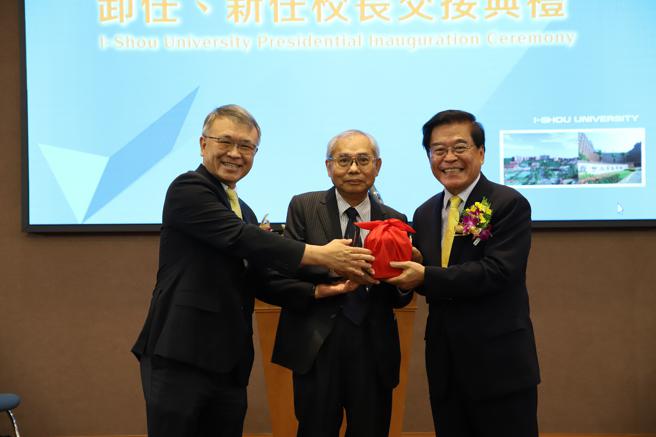 义守大学新任校长古源光(右)，从义守大学副董事长李伯皇(中)、 陈振远校长(左)手中接过印信，正式成为义大第12届校长。（图片来源：义守大学提供）
