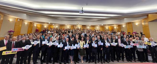 义守大学31日举行卸任、新任校长交接典礼，近300位贵宾齐聚祝贺新校长古源光上任，场面盛大且热闹。（图片来源：义守大学提供）
